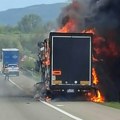(Foto) Drama na auto-putu kod Aleksinca: Vatrena stihija progutala kamion, gust crni dim kulja na sve strane