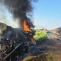 Vozač živ izgoreo, drugi teško povređen Prve slike stravične nesreće na putu Ruma-Irig: Sudarili se kamioni, vozači ostali…