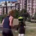 (Uznemirujući snimak) "Hoćeš da te ubijem!? J... ti m..u C....sku!": Žena napala dete usred parka u Šapcu, udarala ga i vređala…