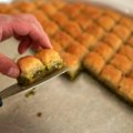 Mislili ste da je kajmak samo za slaniš? Zaboravljeni starinski recept za baklavu od koje doslovno polazi voda na usta!