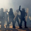 Na protestu u Tirani policija koristila suzavac i vodene topove
