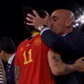 Svetsko prvenstvo za fudbalerke: Kritike predsedniku Fudbalskog saveza Španije zato što je igračicu poljubio u usta