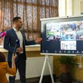 Prvi dan škole u pametnim učionicama:Huawei i Telekom Srbija donirali 150 IdeaHub tabli osnovcima širom Srbije