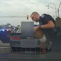 Dečak umire, majka vrišti, a pogledajte šta je policajac uradio: Šok snimak sa autoputa