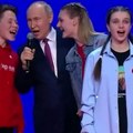 Putin s omladinom pevao himnu Rusije: Ako idete ka svom cilju ispunićete san i uspećemo još više! (video)