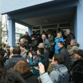Počeo novi protest ispred suda u Novom Sadu u znak podrške majci kojoj su oduzeta deca: Ana tvrdi da su joj mališani oduzeti…