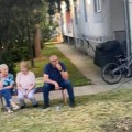 Dan komšija u naselju Dekanac: Donirane klupe kao povod za zbližavanje (video)