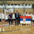 Navijajte za naše fudbalere: Ministar Gajić posetio Orlove i simbolično predao zastavu Srbije! (foto)