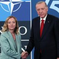 Meloni hipnotisana Erdoganom Razgovor u Vašingtonu snimljen kamerom, pogledajte kako ga gleda!