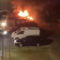 Čula se detonacija, A onda su videli vatru: Još jedan požar u Novom Sadu, gori auto na parkingu (video)