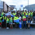 “Sa ovim mladim ljudima plačem i od tuge i od sreće”: Studenti maratonci ispred Evropskog parlamenta izuli patike i…