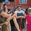 Suze teku zbog snimka iz Prokuplja! Deca plaču držeći niti koje učiteljica seče, iza svega se krije ovo