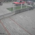 Motociklista odleteo sa motora, delovi vozila svuda po putu: Jeziv snimak nesreće u Paraćinu: Pukom srećom nema teže…