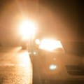 "Oslepim u vožnji kad upere u mene farove jačine fudbalskih semafora!": Šta kaže zakon o upotrebi dugih svetala i kada nikako…
