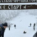 Prava zimska bajka na Fruškoj gori! Sankanje, smeh i gužve na Vencu – deca ne silaze sa padina (foto)