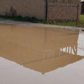 Čitaoci javljalju: U selu Vlase posle postavljanja fekalne kanalizacije ostale rupe na putu, niko problem ne rešava