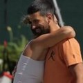 Kamere ih uhvatile! Đoković i sabalenka u srdačnom zagrljaju! Arina mu prišla čim ga je videla, pogledajte kako su se…