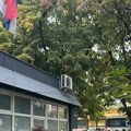 (Foto, video) Prvi birač pogrešio biračko mesto, pa morao na kraj kolone: "Blic" u prostorijama Udruženja penzionera na Ceraku…