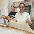Miris jeseni i detinjstva, jabuke i cimet: Mira i Dejana Pantić iz Čačka prave domaće pite sa budimkama