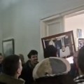 Vučić leti iz Zemuna: Građani izneli portrete bivšeg predsednika države iz zgrade opštine