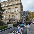 Vučić leti iz Zemuna: Građani izneli portrete bivšeg predsednika države iz zgrade opštine
