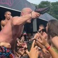 "Ljudi bre, šta je ovo?!" Srpski reper patikom udarao devojku iz publike - skandal na mrežama zbog snimka sa nastupa!