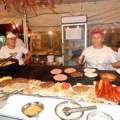 Pljeskavica i do 450 dinara, pečenje i do 3.000: Leskovačka roštiljijada je počela, cene veće nego lane, skuplji i zakup