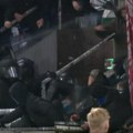 Haos u Nemačkoj: Policija uletela na tribinu! Krenula je opšta tuča! Video