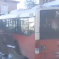 Povređen vozač GSP-a Prevezen u bolnicu nakon što je uleteo autobusom u dvorište kuće