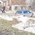 Automobil "zgužvan" Nakon udesa sleteo sa puta, pa udario u banderu (VIDEO)