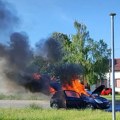 AUTO u plamenu nasred ulice: Veliki požar u Sremskoj Mitrovici, vozilo potpuno izgorelo (video)