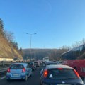 Udes na: Auto-putu kod Bubanj Potoka Vozila mile ovom deonicom, stvorila se kilometarska kolona: Evo gde još kritično (foto)