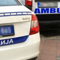Čovek nepomično leži u centru Beograda Nemile scene na Obilićevom vencu, mala deca stoje i gledaju! (foto)