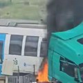 Sudarili se kamion i voz, a onda je buknuo požar: Jeziva nesreća u Austriji: Vozač prešao prugu na crveno, tri osobe…
