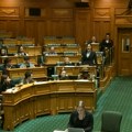 Potpuni haos u parlamentu Novog Zelanda: Poslanici počeli da pevaju; Sednica hitno prekinuta VIDEO