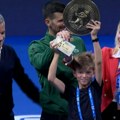 Ovo je najlepša slika večeri: Stefan Đoković ponovo u centru pažnje, uzeo trofej Novaku iz ruke, a onda...