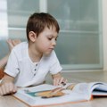 Istraživanje koje šokira: Predškolci ne umeju da koriste knjige, pokušavaju da svajpuju kao da su telefoni