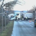 Blokiran regionalni put kod Deligrada, kamion i kombi upali u šanac