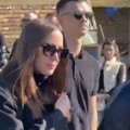 Uplakana Aleksandra Prijović stigla na sahranu brata Darka Lazića: Sva u crnom, tamnim naočarima krije suze: sa njom je i ovaj…