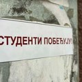 ВИДЕО: Студенти окачили транспарент на Варадински мост, дошла полиција