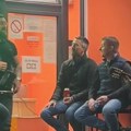 Pevač zapevao sa uličnim muzičarem: Snimak iz Novog Sada postao hit na mrežama (Video)