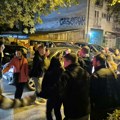 (VIDEO) Novi Sad slavi nakon Vučićevog priznanja poraza: Slavlje na ulicama, povici i aplauzi odjekuju iz zgrada