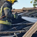 Ugašen požar u Novom Sadu: Vatrogasci proveravaju krov objekta koji je goreo