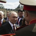 Svi su ostali bez daha! Putin zagrlio severnokorejske vojnike na Paradi Pobede, evo šta je rekao! (foto)