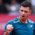 Novaku se otvara put ka trofeju - Poljak izbacio prvog favorita