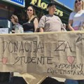Zborovi Limana i Grbavice skupljali donacije za studente, aktivisti SNS odustali od štandova