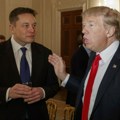 Akcije Tesle znatno pale posle razmene kritika Maska i Trampa