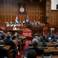 Vanrednu sednicu parlamenta obeležile međusobne optužbe i uvrede vlasti i opozicije (VIDEO)