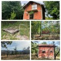 Kuća usred šume, sa vodom i blizu poznatog manastira za 17.500 €: Parcela u srcu prirode čeka novog vlasnika!