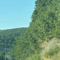 Velika gužva u smeru ka gradu zbog udesa: Od siline udarca otpao točak automobila, policija na mestu nezgode (foto, video)